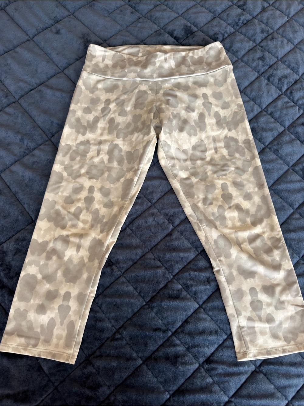 Onzie light Gray Camo Capri Leggings S/M